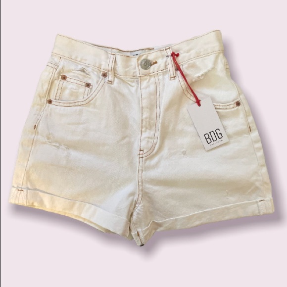 ✨NWOT!✨ BDG High Waisted Mom Shorts// Cuffed Hem// White// Size 26 - Picture 4 of 6